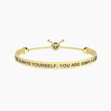 Bracciale dorato elastico con frase Simply a wonder woman