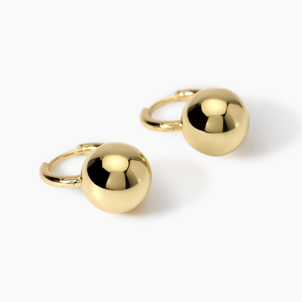 Orecchini placcati oro a cerchio con sfera Boule
