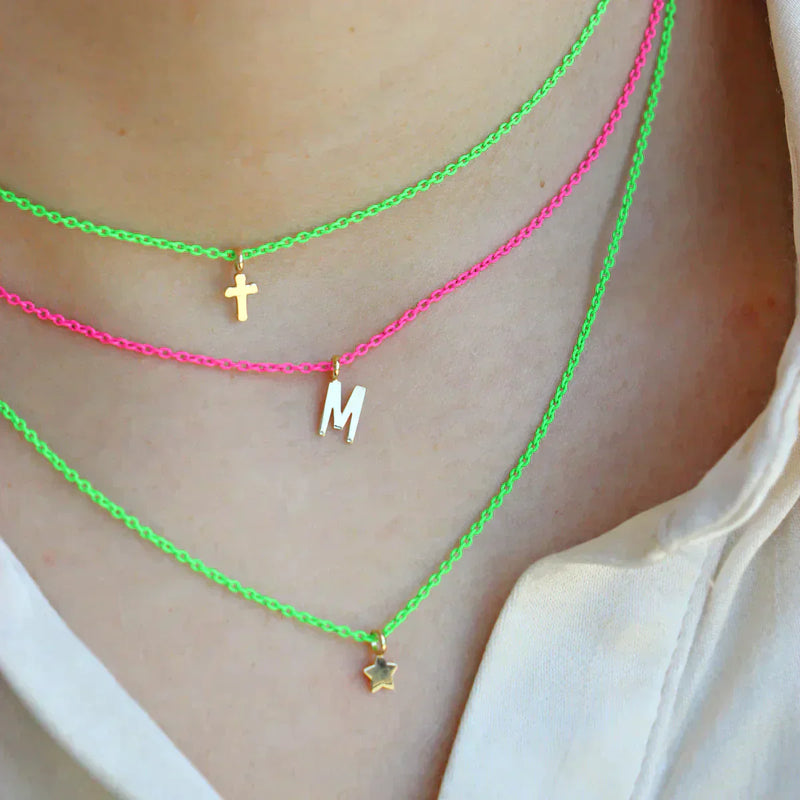 Girocollo Lettera Fucsia V Fluo - Gioielleria Fondente