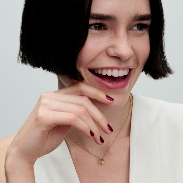 Collana Cerchio Linea Sinuosa con Perla d'Acqua Dolce Coltivata e Pavè