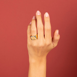 Anello a Fascia Martellato Forma Quadrata