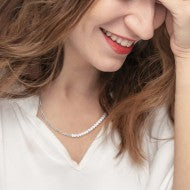 Collana catena figaro e catena con perle bianche irregolari