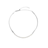 Collana centrale con perle e elementi semi rigidi tubolari twisted