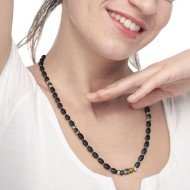 Collana con onice nera ovale e sfere occhio di tigre