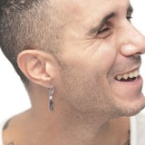 Orecchino a cerchio con sfera e piuma pendente