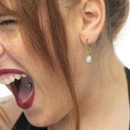 Orecchino a cerchio ovale con perla pendente