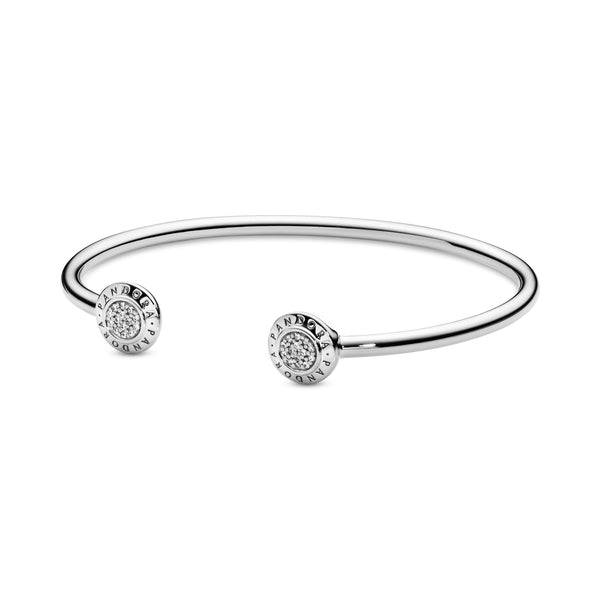 590528cz Bracciale rigido aperto con pavé e logo Pandora